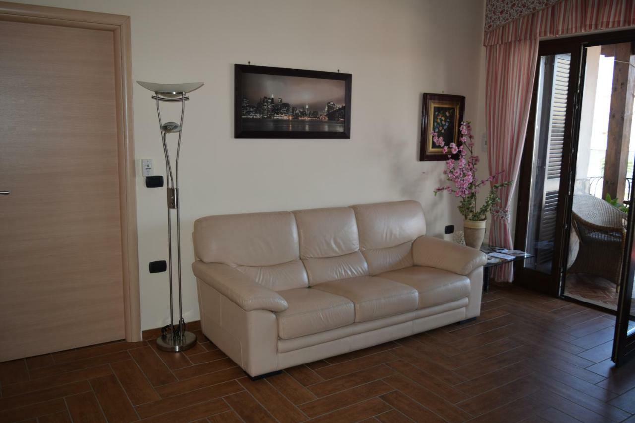 Bed &Breakfast Pinetamare Bed & Breakfast Castel Volturno Bagian luar foto