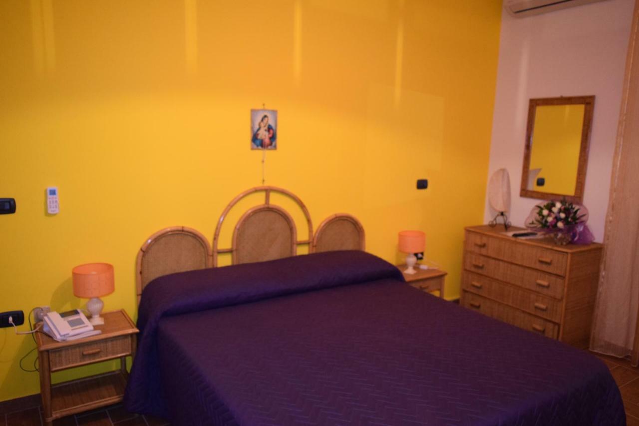 Bed &Breakfast Pinetamare Bed & Breakfast Castel Volturno Bagian luar foto
